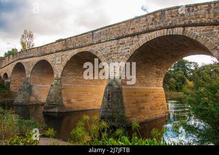 Australiens älteste Steinbogenbrücke, die 1825 von Strafgefangenen in Richmond, Tasmanien, Australien, fertiggestellt wurde Stockfoto