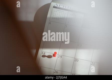 Kalender mit roter Stecknadel am 18.. April. Tax Day Deadline Konzept. Stockfoto