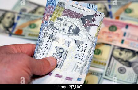 Mann Hand hält einen Stapel von 200 zweihundert saudischen riyals Banknoten Geld, Ausgaben, Geben und Verwenden von Geld-Konzept, Zahlen und Kaufen mit Banknoten Stockfoto