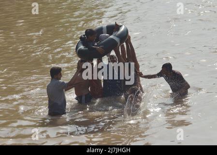 Lahore, Pakistan. 08.. Mai 2022. Die pakistanischen Menschen kühlen sich in einem Kanal während des heißen Wetters in lahore ab. Im März und April versengte extreme Hitze den Großteil Indiens und des benachbarten Pakistans, wodurch über eine Milliarde Menschen Temperaturen von weit über 40 Grad Celsius (104 Fahrenheit) ausgesetzt waren. Die wärmsten Monate des Jahres stehen noch bevor. (Foto von Rana Sajid Hussain/Pacific Press) Quelle: Pacific Press Media Production Corp./Alamy Live News Stockfoto