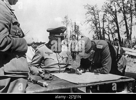 Günther Adolf Ferdinand von Kluge, ein deutscher Feldmarschall im Zweiten Weltkrieg, der an der Ost- und Westfront Kommandos hielt und sich während der Operation Barbarossa mit Generälen zusammentat. Er kommandierte die Wehrmachtsarmee von 4. während der Invasion Polens 1939 und der Schlacht von Frankreich 1940 und erhielt eine Beförderung zum Generalfeldmarschall. Kluge befehlige die Armee von 4. bei der Operation Barbarossa (der Invasion der Sowjetunion) und der Schlacht um Moskau im Jahr 1941. Stockfoto