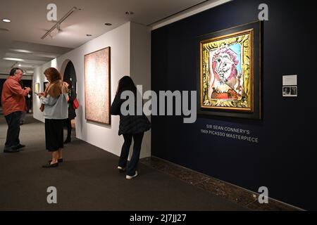 Pablo Picassos Gemälde „Buste d’homme dans un Cadre“ während einer Vorschau auf den 21. Century Evening Sale bei Christie's am 9. Mai 2022 in New York. Stockfoto