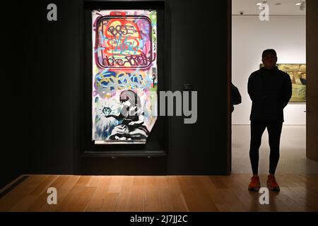 Banksy's Diamond in the Rough Artwork während einer Vorschau auf den 21. Century Evening Sale bei Christie's am 9. Mai 2022 in New York. Stockfoto