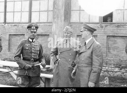 Hitler, Mussolini und Feld.Marsch.Gerd von Rundtstedt gemeinsam an der Ostfront. Von Runstedt war Kommandant der Army Group A in Frankreich und war verantwortlich für die schlecht beraten Entscheidung, seinen Vormarsch zu stoppen, sobald er die Kanalküste erreicht hatte. Es war dieser Bruch in den Kämpfen, der zum Erfolg der Evakuierung in Dünkirchen beigetragen hat. Später, während der Operation Barbarossa, war er Kommandant der massiven Armeegruppe Süd. Stockfoto