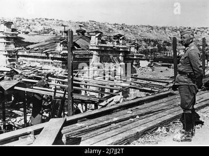 Wehrmachtsfeldmarschall Erich von manstein (voller Name: Fritz Erich Georg Eduard von Manstein, obwohl er als Fritz Erich Georg Eduard von Lewinski geboren wurde) blickt auf die Ruinen von Sebastopol. Während des Krieges war er oft kritisch gegenüber Hitlers militärischen Fähigkeiten und wurde 1944 vom Kommando abgelöst. Während seiner Verteidigung bei den Nürnberger Prozessen war er ein wichtiger Befürworter der schwer zu verteidigenden Idee, dass die Wehrmacht von den Gräueltaten des frühen Holocaust (wo Menschen vor Ort ermordet wurden, anstatt in Vernichtungslager zurückgeschickt zu werden) keine Kenntnis hatte. Stockfoto