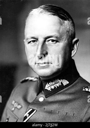 Ein Porträt des Wehrmachtsfeldmarschalls Erich von manstein (vollständiger Name: Fritz Erich Georg Eduard von Manstein, obwohl er als Fritz Erich Georg Eduard von Lewinski geboren wurde). Während des Krieges war er oft kritisch gegenüber Hitlers militärischen Fähigkeiten und wurde 1944 vom Kommando abgelöst. Während seiner Verteidigung bei den Nürnberger Prozessen war er ein wichtiger Befürworter der schwer zu verteidigenden Idee, dass die Wehrmacht von den Gräueltaten des frühen Holocaust (wo Menschen vor Ort ermordet wurden, anstatt in Vernichtungslager zurückgeschickt zu werden) keine Kenntnis hatte. Stockfoto