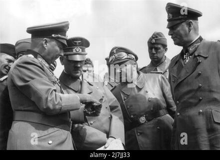 Adolf Hitler mit Offizieren in Frankreich 1940. Sichtbar sind: Feldmarschall Gunther von Kluge (1. links) und Wilhelm Keitel (1. rechts) und Martin Bormann (Mitte rechts mit Brille auf der Mütze) Stockfoto