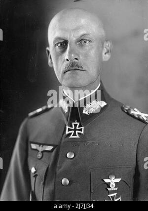 Wilhelm Josef Franz Ritter von Leeb war ein deutscher Feldmarschall im Zweiten Weltkrieg Bei der Invasion Frankreichs kommandierte er die Armeegruppe C, die für den Durchbruch der Maginot-Linie verantwortlich war. Während der Operation Barbarossa – der Invasion der Sowjetunion – kommandierte Leeb die Heeresgruppe Nord und belagerte schließlich die Stadt. Einheiten unter Leebs Kommando begingen Kriegsverbrechen gegen die Zivilbevölkerung und arbeiteten eng mit den SS-Einsatzgruppen zusammen, Todesschwadronen, die vor allem mit der Tötung der jüdischen Bevölkerung im Rahmen des Holocaust beauftragt waren. Stockfoto