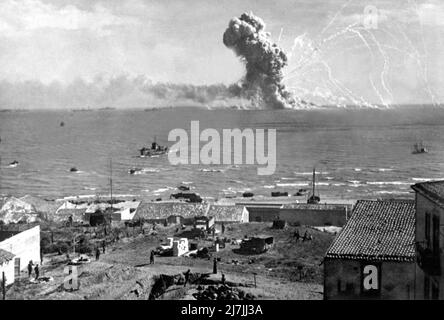 Während der Invasion Siziliens wird das amerikanische Freiheitsschiff Robert Rowan von einer Bombe aus einem deutschen Flugzeug getroffen und seine Munitionsfracht explodiert vor Gela, Sizilien, Stockfoto