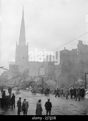 Die Holy Trinity Church erhebt sich in Coventry nach dem Luftangriff der Luftwaffe in der Nacht vom 14-15. November 1940 über einem Ort der Verwüstung Stockfoto