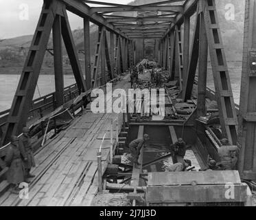 Alliierte Truppen reparierten die berühmte Ludendorff-Brücke in Remagen, die intakt umfunktioniert wurde und den alliierten Armeen 1945 die Möglichkeit gab, den Rhein zu überqueren und nach Deutschland einzureisen Stockfoto