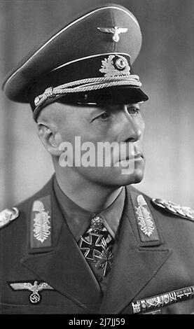 Ein Portriat des deutschen Wehrmachtsfeldmarschalls Erwin Rommel. Er war bekannt für seine wagemutigen und schnellen Entscheidungen während des Blitzkriegs in Frankreich und Nordafrika. Er war an dem Attentat auf Hitler vom 20. 1944. Juli beteiligt und wurde Selbstmord angeboten, um seinen Ruf zu bewahren und seine Familie zu schützen oder ein öffentliches Verfahren zu durchlaufen. Er entschied sich für Selbstmord, um seine Familie zu schützen. Stockfoto