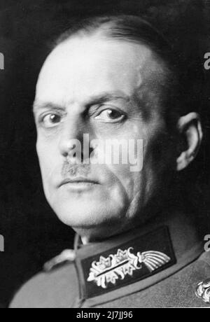 Ein Porträt des Wehrmachtsfeldmarschalls Gerd von Runstedt. Er war Kommandant der Army Group A in Frankreich und war verantwortlich für die schlecht beraten Entscheidung, seinen Vormarsch zu stoppen, sobald er die Kanalküste erreicht hatte. Es war dieser Bruch in den Kämpfen, der zum Erfolg der Evakuierung in Dünkirchen beigetragen hat. Später, während der Operation Barbarossa, war er Kommandant der massiven Armeegruppe Süd. Stockfoto