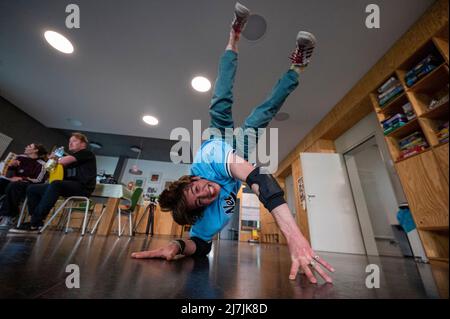 Berlin, Deutschland. 28. April 2022. Carl Ferdinand Beccard von der Tanzgruppe 'Street Beatz' trainiert im Betonoase, einem Jugendclub in Berlin-Lichtenberg. Breakdance hat sich von einer Street-Dance-Form zu einem offiziell anerkannten Sport entwickelt, der bei den Olympischen Spielen 2024 in Paris der erste Tanzsport sein wird. Quelle: Christophe Gateau/dpa/Alamy Live News Stockfoto