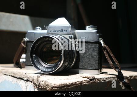 SIDOARJO, INDONESIEN - 05. Mai 2022: Minolta SR-1 mit MC Rokkor-PF 1:1,4 f=58mm analoge Vintage 35mm-Filmkamera, 1966 auf den Markt gebracht. Stockfoto