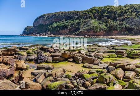 Gesteinsstrand am Little Beach im Bouddi National Park an der Central Coast von New South Wales, Australien Stockfoto