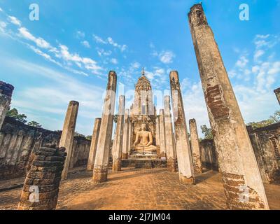 Wat Phra Sri Rattana Mahathat Rajaworaviharn Tempel und buddha im historischen Park Si Satchanalai, Thailand Stockfoto