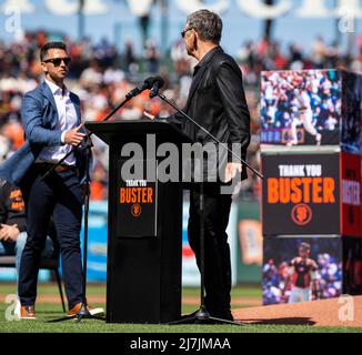 San Francisco, USA, Mai 07 2022 San Francisco CA, USA San Francisco Giants Catcher Buster Posey schüttelt während der Zeremonie die Hände mit dem ehemaligen Manager Bruce Bochy, um seine Karriere vor dem MLB-Spiel zwischen den St. Louis Cardinals und den San Francisco Giants im Oracle Park San Francisco Calif zu ehren. Thurman James/CSM Stockfoto