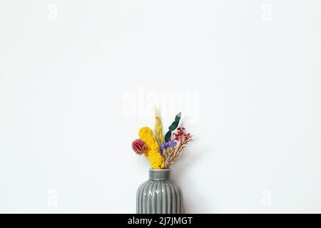 Verschiedene Blumen in Vase isoliert auf weißem Hintergrund. Draufsicht, Kopierraum Stockfoto