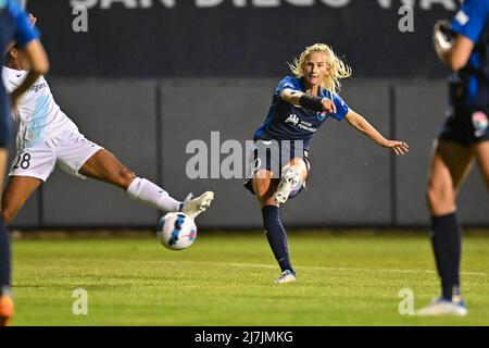 San Diego, Kalifornien, USA. 07.. Mai 2022. San Diego Wave FC Stürmer Sofia Jakobsson (10) während eines NWSL Fußballmatches zwischen dem NY/NJ Gotham und dem San Diego Wave FC im Torero Stadium in San Diego, Kalifornien. Justin Fine/CSM/Alamy Live News Stockfoto