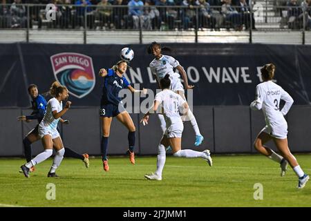 San Diego, Kalifornien, USA. 07.. Mai 2022. Katie Johnson (33), Stürmer des San Diego Wave FC, steht bei einem NWSL-Fußballspiel zwischen dem NY/NJ Gotham und dem San Diego Wave FC im Torero Stadium in San Diego, Kalifornien, an der Spitze des Balls. Justin Fine/CSM/Alamy Live News Stockfoto