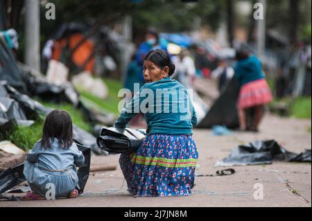 Bogota, Kolumbien 9. Mai 2022. Eine indigene Frau hat eine Plastikhülle, als die indigenen Gemeinden der Embera das provisorische Lager verlassen, das vor 8 Monaten errichtet wurde, wo mehr als 1000 durch Konflikte vertriebene indigene Menschen lebten und Vereinbarungen mit der Regierung getroffen haben, die an einen nahegelegenen Ort verlegt werden sollten, bevor sie in ihre Gebiete in Bogota zurückkehren. Kolumbien 9. Mai 2022. Foto: Chepa Beltran/Long Visual Press Stockfoto