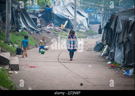 Bogota, Kolumbien 9. Mai 2022. Die indigenen Gemeinden von Embera verlassen das provisorische Lager, das vor 8 Monaten errichtet wurde, wo mehr als 1000 durch Konflikte vertriebene indigene Menschen lebten und Vereinbarungen mit der Regierung getroffen haben, die an einen nahegelegenen Ort übertragen werden sollten, bevor sie in ihre Gebiete in Bogota, Kolumbien, zurückkehren, am 9. Mai 2022. Foto: Chepa Beltran/Long Visual Press Stockfoto