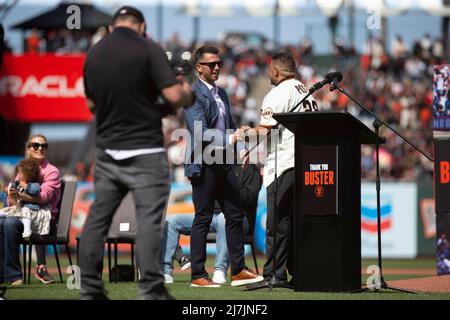 San Francisco, USA, Mai 07 2022 San Francisco CA, USA San Francisco Giants Catcher Buster Posey schüttelt die Hände und unterzeichnet sein Trikot eines ehemaligen Teammitglieds Bengie Molina während der Zeremonie zur Ehre der Busters Karriere vor dem MLB-Spiel zwischen den St. Louis Cardinals und den San Francisco Giants im Oracle Park San Francisco Calif. Thurman James/CSM Stockfoto