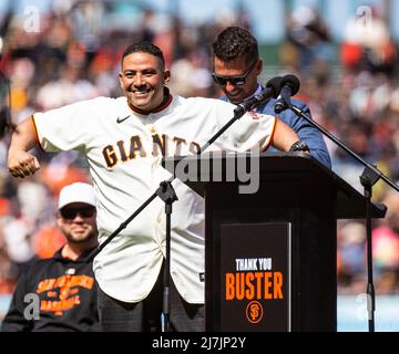 San Francisco, USA, Mai 07 2022 San Francisco CA, USA San Francisco Giants Catcher Buster Posey schüttelt die Hände und unterzeichnet das Trikot eines ehemaligen Teammitglieds Bengie Molina während der Zeremonie zur Ehre der Busters Karriere vor dem MLB-Spiel zwischen den St. Louis Cardinals und den San Francisco Giants im Oracle Park San Francisco Calif. Thurman James/CSM Stockfoto