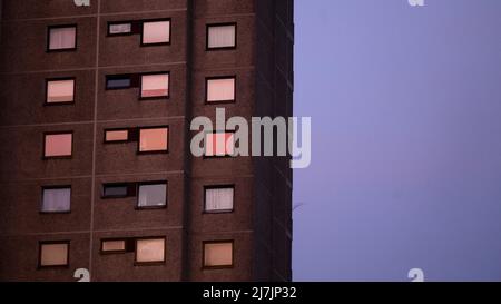 Laatzen, Deutschland. 10.. Mai 2022. Blick auf ein Mehrfamilienhaus in der Region Hannover. Ab Mai 15 werden die Statistischen Ämter des Bundes und der Länder erstmals seit 2011 eine weitere Volkszählung durchführen. Bundesweit werden mehr als 30 Millionen Bürgerinnen und Bürger befragt, um herauszufinden, wie viele Menschen in Deutschland leben, leben und arbeiten. Quelle: Julian Stratenschulte/dpa/Alamy Live News Stockfoto