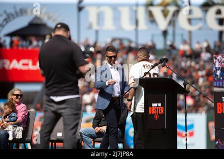 San Francisco, USA, Mai 07 2022 San Francisco CA, USA San Francisco Giants Catcher Buster Posey schüttelt die Hände und unterzeichnet das Trikot eines ehemaligen Teammitglieds Bengie Molina während der Zeremonie zur Ehre der Busters Karriere vor dem MLB-Spiel zwischen den St. Louis Cardinals und den San Francisco Giants im Oracle Park San Francisco Calif. Thurman James/CSM Stockfoto