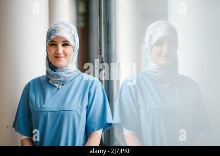 Hannover, Deutschland. 29. April 2022. Die Intensivkrankenschwester Farah Hareb-Demir steht auf dem Campus der Medizinischen Hochschule Hannover (MHH). Zusammen mit der Journalistin Menkens beschreibt die Krankenschwester ihre Geschichte in dem Buch „Nowhere a Country“. Hareb-Demir lebt seit mehr als 30 Jahren in Deutschland, doch trotz mehrerer Gerichtsverfahren und eines unbefristeten Arbeitsvertrages drohen die Einwanderungsbehörden ihr weiterhin mit Abschiebung. (To dpa 'unklare Identität: Intensivkrankenschwester immer noch nur toleriert') Quelle: Ole Spata/dpa/Alamy Live News Stockfoto