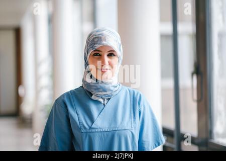 Hannover, Deutschland. 29. April 2022. Die Intensivkrankenschwester Farah Hareb-Demir steht auf dem Campus der Medizinischen Hochschule Hannover (MHH). Zusammen mit dem Journalisten Gunnar Menkens beschreibt die Krankenschwester ihre Geschichte in dem Buch „Nowhere a Country“. Hareb-Demir lebt seit mehr als 30 Jahren in Deutschland, doch trotz mehrerer Gerichtsverfahren und eines unbefristeten Arbeitsvertrages drohen die Einwanderungsbehörden ihr weiterhin mit Abschiebung. (To dpa 'unklare Identität: Intensivkrankenschwester immer noch nur toleriert') Quelle: Ole Spata/dpa/Alamy Live News Stockfoto