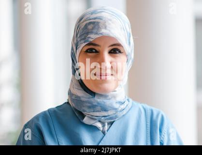 Hannover, Deutschland. 29. April 2022. Die Intensivkrankenschwester Farah Hareb-Demir steht auf dem Campus der Medizinischen Hochschule Hannover (MHH). Zusammen mit dem Journalisten Gunnar Menkens beschreibt die Krankenschwester ihre Geschichte in dem Buch „Nowhere a Country“. Hareb-Demir lebt seit mehr als 30 Jahren in Deutschland, doch trotz mehrerer Gerichtsverfahren und eines unbefristeten Arbeitsvertrages drohen die Einwanderungsbehörden ihr weiterhin mit Abschiebung. (To dpa 'unklare Identität: Intensivkrankenschwester immer noch nur toleriert') Quelle: Ole Spata/dpa/Alamy Live News Stockfoto