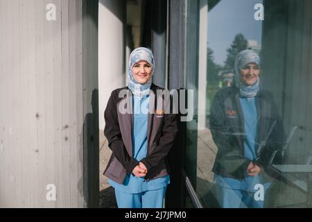 Hannover, Deutschland. 29. April 2022. Die Intensivkrankenschwester Farah Hareb-Demir steht auf dem Campus der Medizinischen Hochschule Hannover (MHH). Zusammen mit dem Journalisten Gunnar Menkens beschreibt die Krankenschwester ihre Geschichte in dem Buch „Nowhere a Country“. Hareb-Demir lebt seit mehr als 30 Jahren in Deutschland, doch trotz mehrerer Gerichtsverfahren und eines unbefristeten Arbeitsvertrages drohen die Einwanderungsbehörden ihr weiterhin mit Abschiebung. (To dpa 'unklare Identität: Intensivkrankenschwester immer noch nur toleriert') Quelle: Ole Spata/dpa/Alamy Live News Stockfoto