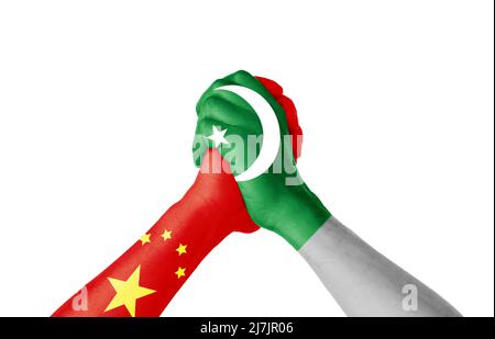 Menschen, die Hände in chinesischen und pakistanischen Flaggen auf weißem Hintergrund halten Stockfoto