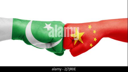 Hände in Farben von chinesischen und pakistanischen Fahnen stoßen Fäuste auf weißem Hintergrund Stockfoto
