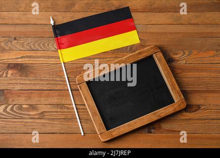 Flagge Deutschlands und Tafel auf Holzhintergrund Stockfoto