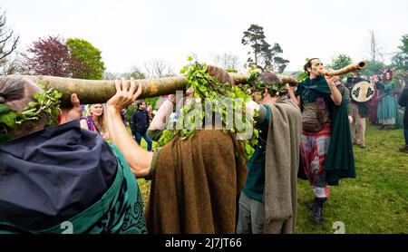 Glastonbury, Somerset, Großbritannien. 1. Mai 2022. Glastonbury Maifeiertag Pagan Beltane Feier. Um zu feiern, versammelten sich die Menschen am Towns Market Cross, bevor sie in einer Prozession die High Street hinauf nach Bushy Coombe abreisten. Kredit: Stephen Bell/Alamy Stockfoto