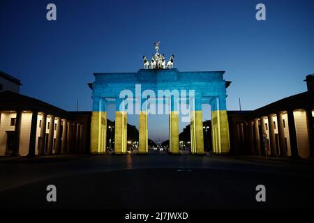 Berlin, Deutschland. 09.. Mai 2022. Das Brandenburger Tor wird anlässlich des Europatages mit den ukrainischen Nationalfarben beleuchtet. Quelle: Carsten Koall/dpa/Alamy Live News Stockfoto