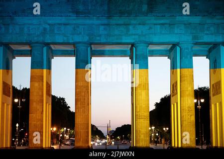 Berlin, Deutschland. 09.. Mai 2022. Das Brandenburger Tor wird anlässlich des Europatages mit den ukrainischen Nationalfarben beleuchtet. Quelle: Carsten Koall/dpa/Alamy Live News Stockfoto