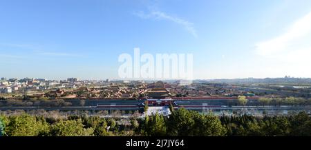 Ein Blick auf die verbotene Stadt von der Spitze des Jingshan Parks in Peking, China. Stockfoto