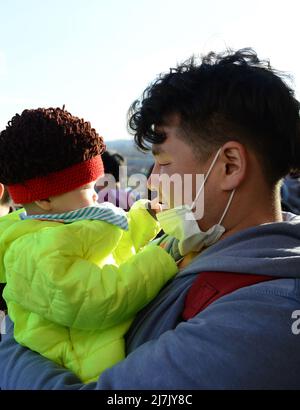 Ein stolzer chinesischer Vater mit seinem niedlichen Baby. Peking, China. Stockfoto