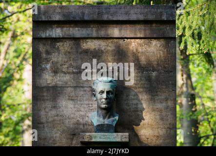 Stahnsdorf, Deutschland. 02.. Mai 2022. Das Grab des Filmregisseurs Friedrich Wilhelm Murnaus befindet sich auf dem südwestlichen Kirchhof der Berliner Stadtsynode. Der Friedhof südwestlich von Berlin ist mit mehr als 200 Hektar der zweitgrößte in Deutschland. Aufgrund seines Waldcharakters und seiner vielen historischen Grabstätten ist der Südwestkirchhof ein beliebtes Touristenziel. Für die Erhaltung des kulturell und kunsthistorisch bedeutsamen Ortes wurde 2000 ein Förderverein gegründet. Quelle: Soeren Stache/dpa/ZB/dpa/Alamy Live News Stockfoto