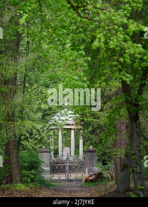 Stahnsdorf, Deutschland. 02.. Mai 2022. Hinter einem verschlossenen Tor steht ein Grabmal im Südwest-Kirchhof der Berliner Stadtsynode. Der Friedhof südwestlich von Berlin ist mit mehr als 200 Hektar der zweitgrößte in Deutschland. Aufgrund seines Waldcharakters und seiner vielen historischen Grabstätten ist der Südwestkirchhof ein beliebtes Touristenziel. Für die Erhaltung des kulturell und kunsthistorisch bedeutsamen Ortes wurde 2000 ein Förderverein gegründet. Quelle: Soeren Stache/dpa/ZB/dpa/Alamy Live News Stockfoto