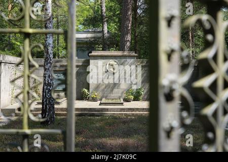 Stahnsdorf, Deutschland. 02.. Mai 2022. Das Familiengrab der Familie Werner von Siemens im Südwest-Kirchhof der Berliner Stadtsynode. Der Friedhof südwestlich von Berlin ist mit einer Fläche von über 200 Hektar der zweitgrößte in Deutschland. Aufgrund seines Waldcharakters und seiner vielen historischen Grabstätten ist der Südwestkirchhof ein beliebtes Touristenziel. Für die Erhaltung des kulturell und kunsthistorisch bedeutsamen Ortes wurde 2000 ein Förderverein gegründet. Quelle: Soeren Stache/dpa/ZB/dpa/Alamy Live News Stockfoto