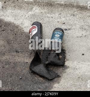 2022-04-09 Kiew, Ukraine. Zwei Molotow-Cocktails blieben auf der Brücke über die Autobahn E40, dem Panzerschlachtfeld während des russischen Krieges in der Ukraine, zurück. Stockfoto