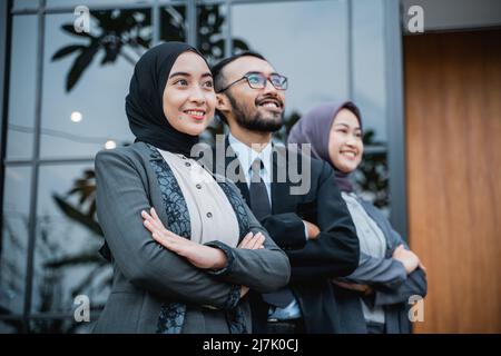 Selbstbewusste muslimische Geschäftsfrau auf ihrer Mission Stockfoto