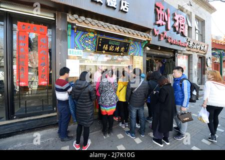 Die South Luogu Lane mit ihren alten traditionellen Häusern verläuft durch Hutong-Viertel im Doncheng-Bezirk in Peking, China. Stockfoto