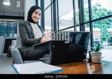 Junge Geschäftsfrau muslimische Frau, die in ihrem Büro arbeitet Stockfoto